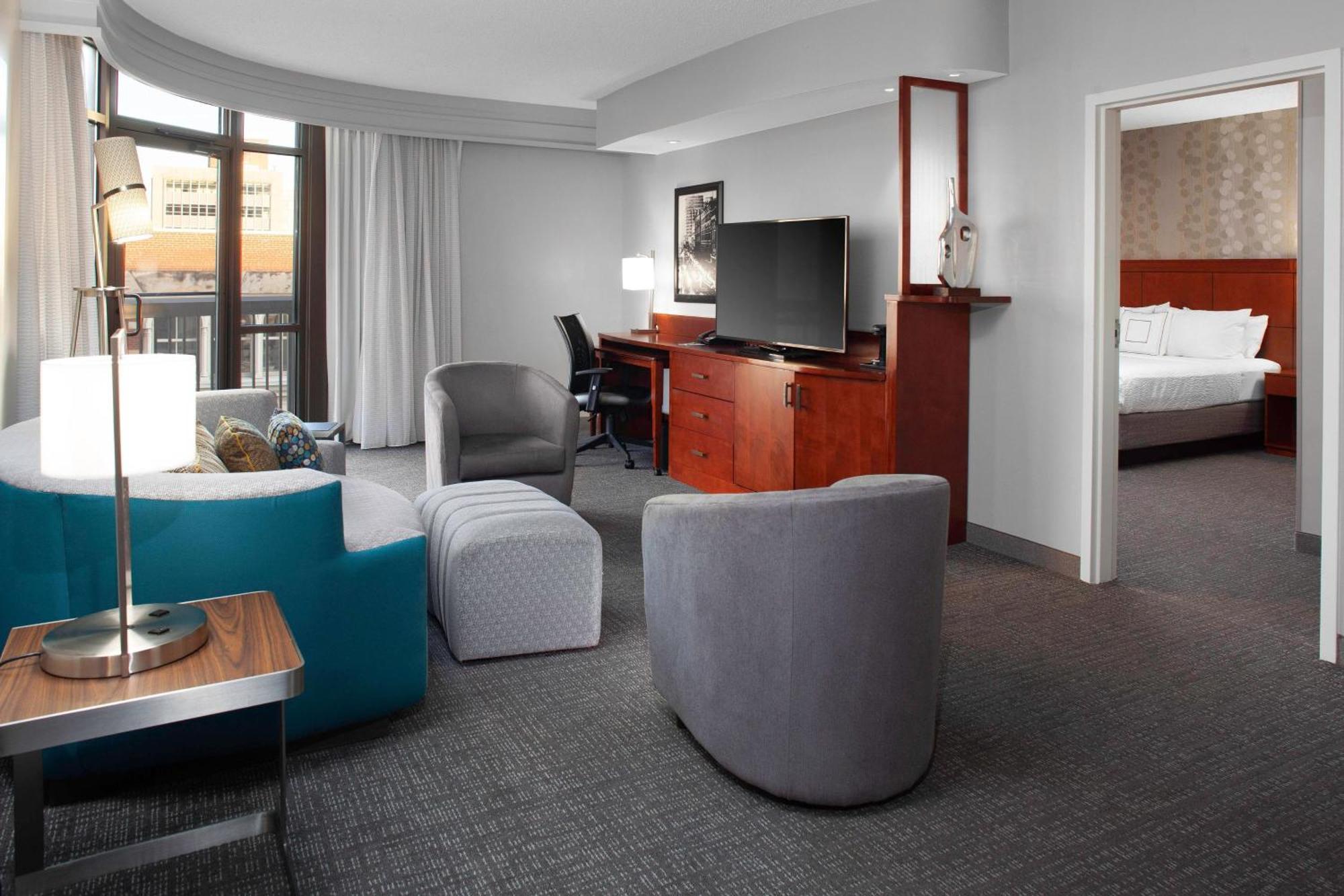 Отель Courtyard Memphis Downtown Экстерьер фото