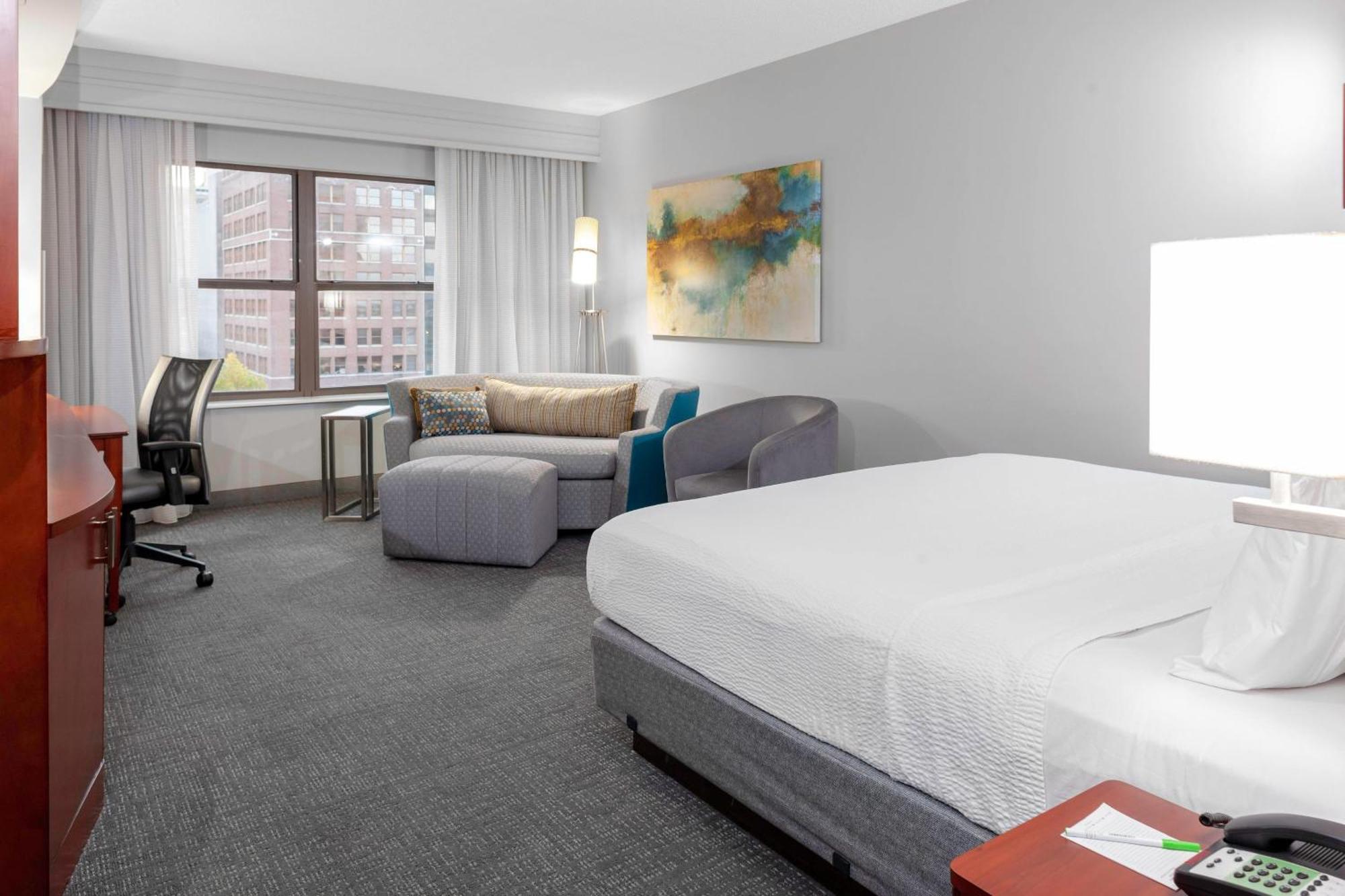 Отель Courtyard Memphis Downtown Экстерьер фото