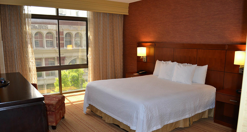 Отель Courtyard Memphis Downtown Экстерьер фото